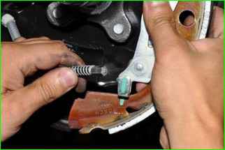 So ersetzen Sie die hinteren Bremsbeläge Lada Largus