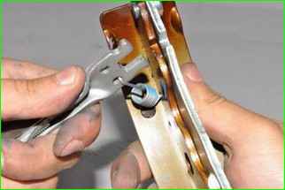 So ersetzen Sie die hinteren Bremsbeläge Lada Largus