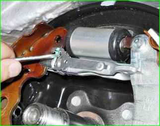 So ersetzen Sie die hinteren Bremsbeläge beim Lada Largus