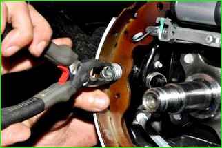 So ersetzen Sie die hinteren Bremsbeläge Lada Largus