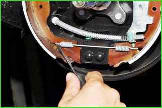 So ersetzen Sie die hinteren Bremsbeläge Lada Largus