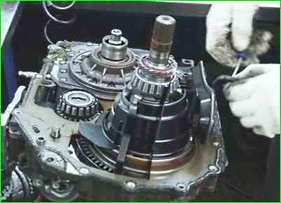 Demontage des DPO-Automatikgetriebes