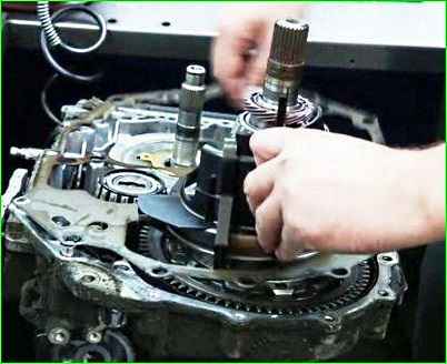 Demontage des DPO-Automatikgetriebes