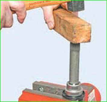 Sustitución de la funda y cojinete de la bisagra interna de la tracción izquierda