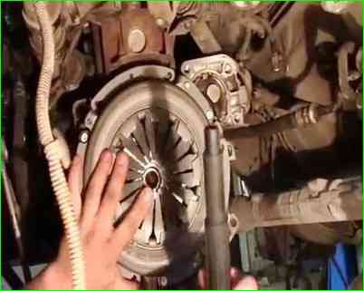 Як замінити зчеплення автомобіля Лада Ларгус із КПП JH3