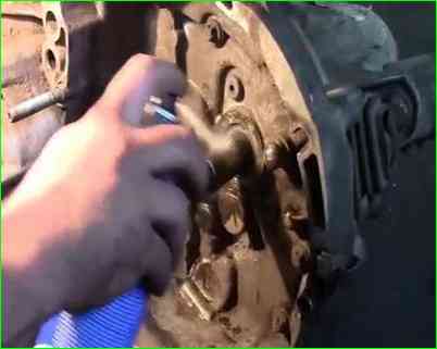 Як замінити зчеплення автомобіля Лада Ларгус із КПП JH3