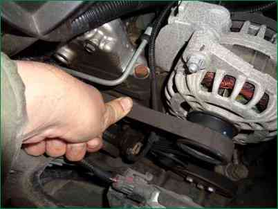 Як замінити ремінь генератора Нива Шевролет