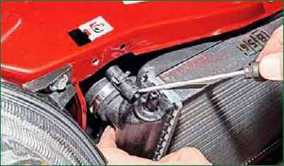 Как заменить радиатор двигателя Нива Шевролет