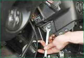 Как снять и поставить панель приборов Нива Шевролет