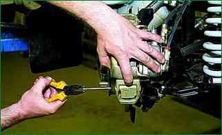 Нива Chevrolet алдыңғы дөңгелек тежегіш механизмін қалай жөндеу керек