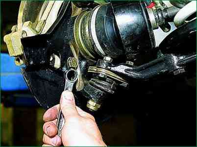 Niva Chevrolet көлігінің алдыңғы доңғалақ тежегіш механизмін қалай жөндеуге болады