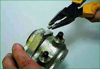 Нива Chevrolet алдыңғы дөңгелек тежегіш механизмін қалай жөндеуге болады