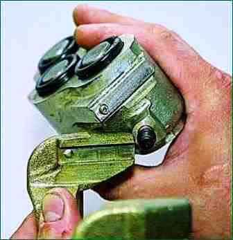 Нива Chevrolet алдыңғы дөңгелек тежегіш механизмін қалай жөндеуге болады