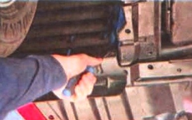 Снятие кожуха и брызговиков двигателя Mitsubishi Lancer