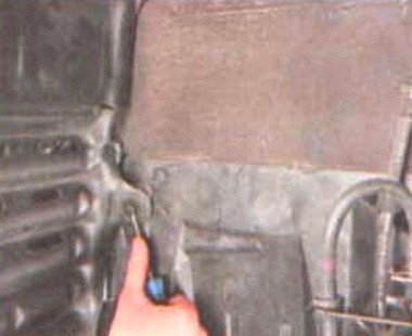 Снятие кожуха и брызговиков двигателя Mitsubishi Lancer