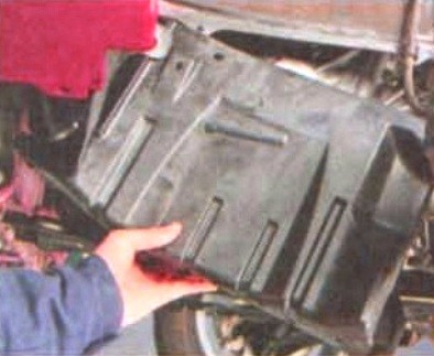 Снятие кожуха и брызговиков двигателя Mitsubishi Lancer