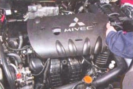 Снятие кожуха и брызговиков двигателя Mitsubishi Lancer