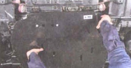 Снятие кожуха и брызговиков двигателя Mitsubishi Lancer