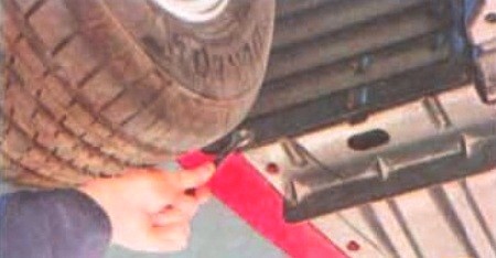 Снятие кожуха и брызговиков двигателя Mitsubishi Lancer