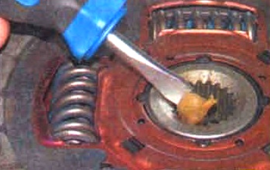 Как заменить диски сцепления автомобиля Mitsubishi Lancer