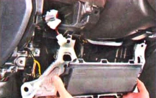 Снятие и установка главного цилиндра гидропривода выключения сцепления