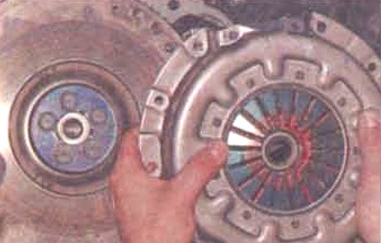 Как заменить диски сцепления автомобиля Mitsubishi Lancer