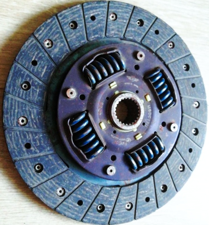 Как заменить диски сцепления автомобиля Mitsubishi Lancer