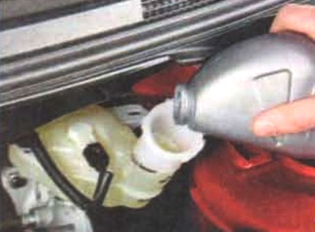 Замена рабочей жидкости гидропривода сцепления и прокачка сцепления