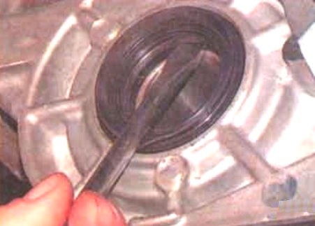 Замена сальников коробки передач