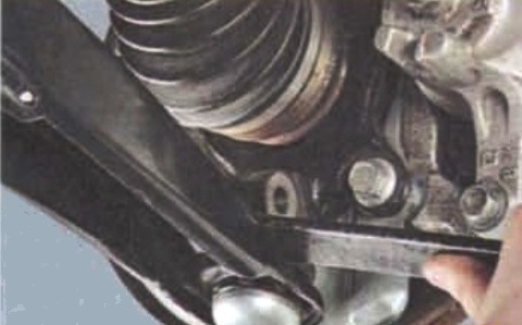 Снятие и установка приводов передних колес Mitsubishi Lancer