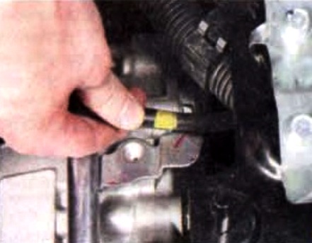 Снятие и установка коробки передач автомобиля Mitsubishi Lancer