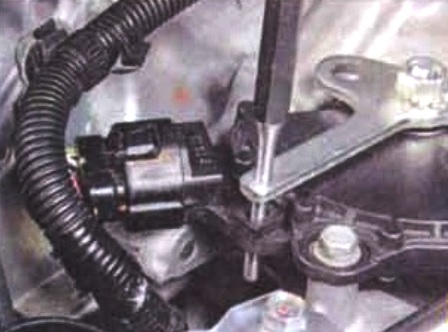 Снятие и установка коробки передач автомобиля Mitsubishi Lancer