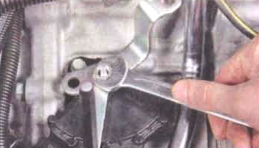 Снятие и установка коробки передач автомобиля Mitsubishi Lancer