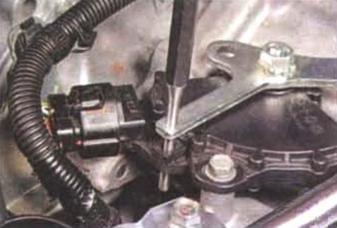 Снятие и установка троса привода вариатором Mitsubishi Lancer