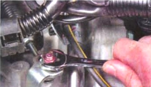 Снятие и установка троса привода вариатором Mitsubishi Lancer