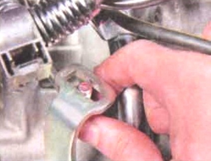 Снятие и установка троса привода вариатором Mitsubishi Lancer