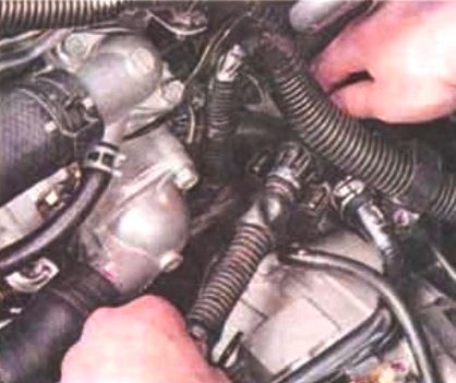 Снятие и установка троса привода вариатором Mitsubishi Lancer