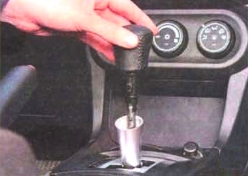 Снятие и установка троса привода вариатором Mitsubishi Lancer