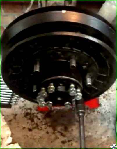 Снятие и установка колодок заднего колеса