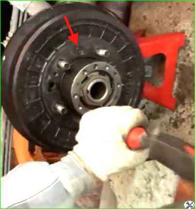 Снятие и установка колодок заднего колеса