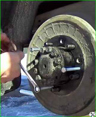 Снятие и установка колодок заднего колеса