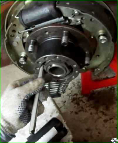 Снятие и установка колодок заднего колеса