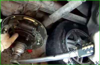 Снятие и установка колодок заднего колеса