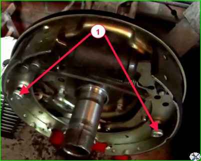 Снятие и установка колодок тормоза заднего колеса