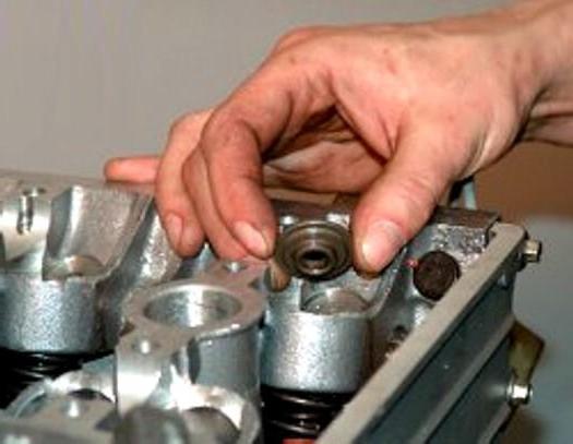 Замена маслосъемных колпачков