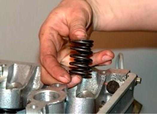 Замена маслосъемных колпачков