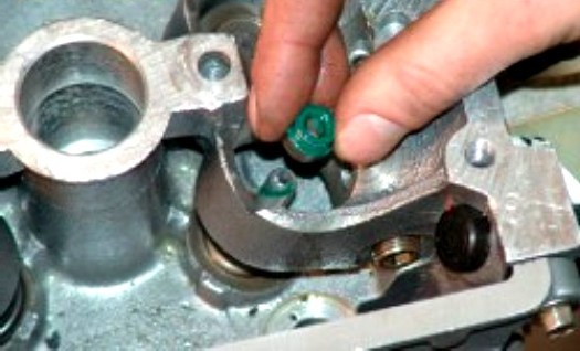 Замена маслосъемных колпачков