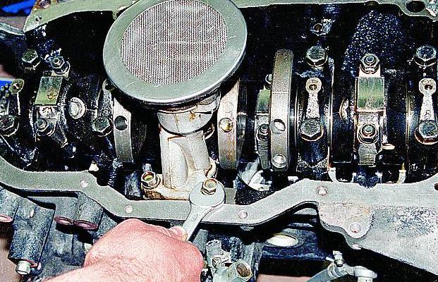 Снятие и разборка масляного насоса