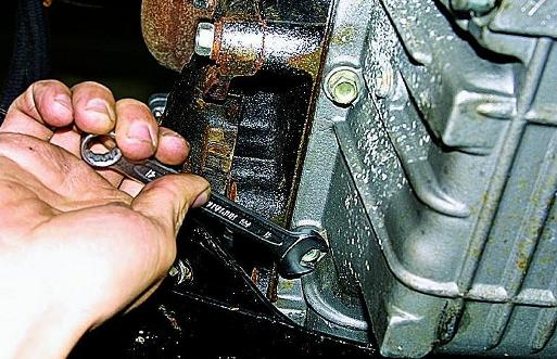 Замена уплотнений масляного картера