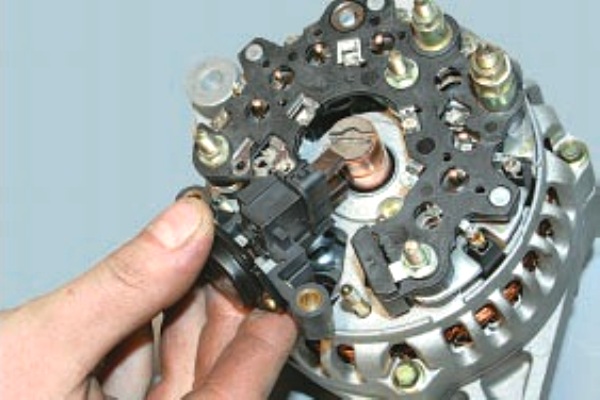 Проверка и замена щеток генератора автомобиля УАЗ Патриот